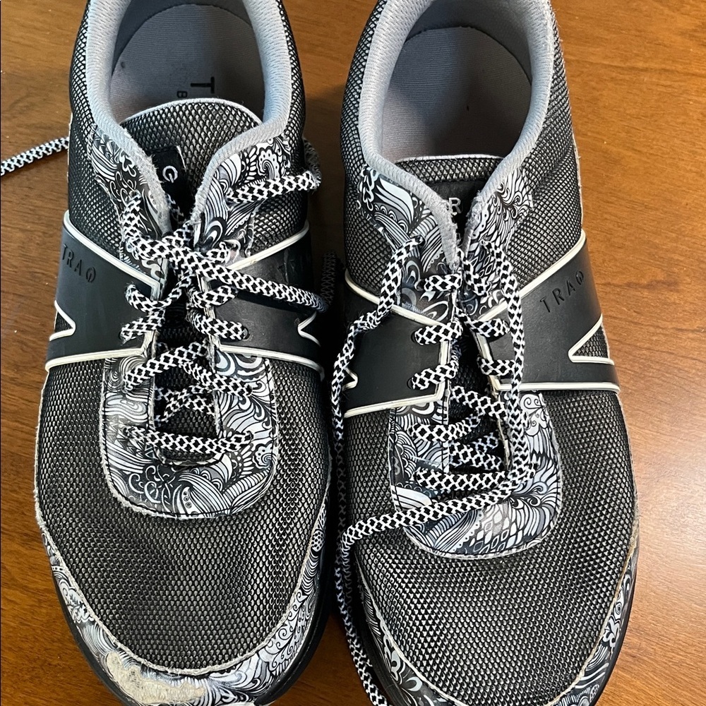 TRAQ BY Alegria Men's Black and White Patterned Sneakers - Picture 10 of 10